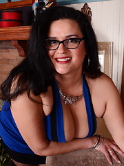Big breasted American housewife gets very naughty